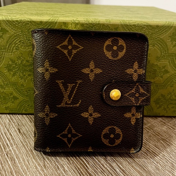 Authentic Louis Vuitton Monogram Bifold Wallet - Picture 1 of 16